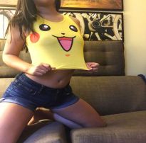 Novinha fã de pokemon meladinha querendo um pikachu