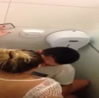 Transando com a namorado dentro do banheiro público – xvideos ws