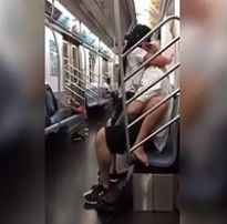 Fudendo no metro a bucetinha da namorada