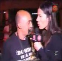 Reporter lambeu o pau do entrevistado ao vivo