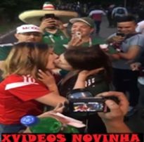 Torcedoras lésbicas mexicanas comemorando a classificação da seleção do méxico