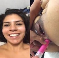 Novinha amadora deliciosa masturbando o cuzinho com o vibrador da mãe