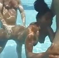 Fodendo com 2 machos na piscina