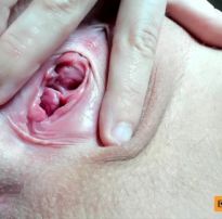 Novinha mostrando a buceta funda rosadinha se masturbando na webcam