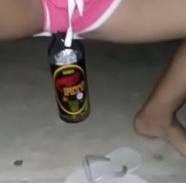 Novinha bebada sentando com a buceta na garrafa de pitu caiu na net