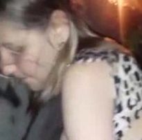 Esposa loirinha dando o cu para desconhecidos na rua que gravou vídeo