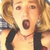 Vídeo nudes da loirinha rockeira novinha se masturbando na webcam