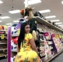 Morena rabuda tarada rebolando a raba no supermercado