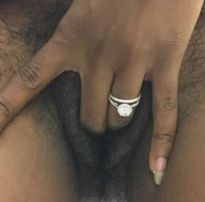 Negra puta metendo os dedos na buceta peluda