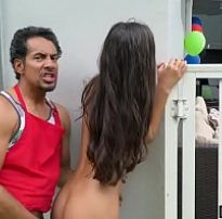 Novinha gostosa fodendo com o namorado da mãe – so fodas video porno