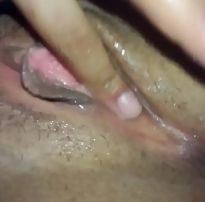 Vídeo da novinha masturbando a buceta bem lisinha