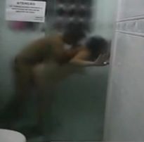 Novinha safada metendo no banho e engolindo porra