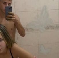 Novinha loira deliciosa fodendo de quatro com namorado no banheiro – coroastv
