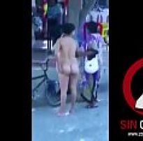 Colombiana desnuda en la calle